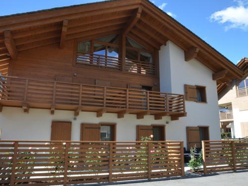 Realizzazione di Serramenti, Antoni esterni, Balconi, Perlinatura esterna, Recinzione, Portoncini d' ingresso.