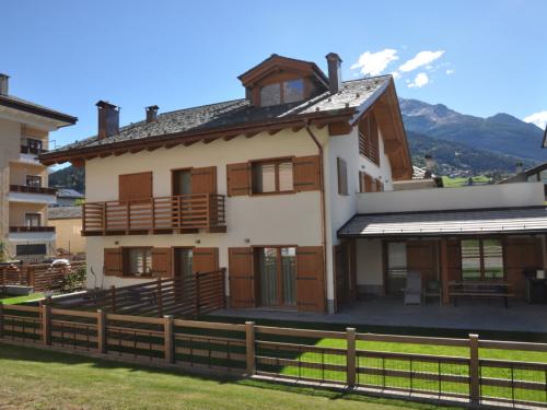 Realizzazione di Serramenti, Antoni esterni, Balconi, Perlinatura esterna, Recinzione, Portoncini d' ingresso.