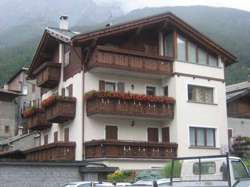 Realizzazione di Serramenti, Antoni esterni, Perlinatura esterna, Balconi.