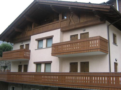 Realizzazione di Serramenti, Perlinatura esterna, Balconi, Portoncini d' ingresso.