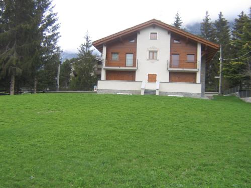 Realizzazione di Serramenti, Perlinatura esterna, Portoncini d' ingresso.